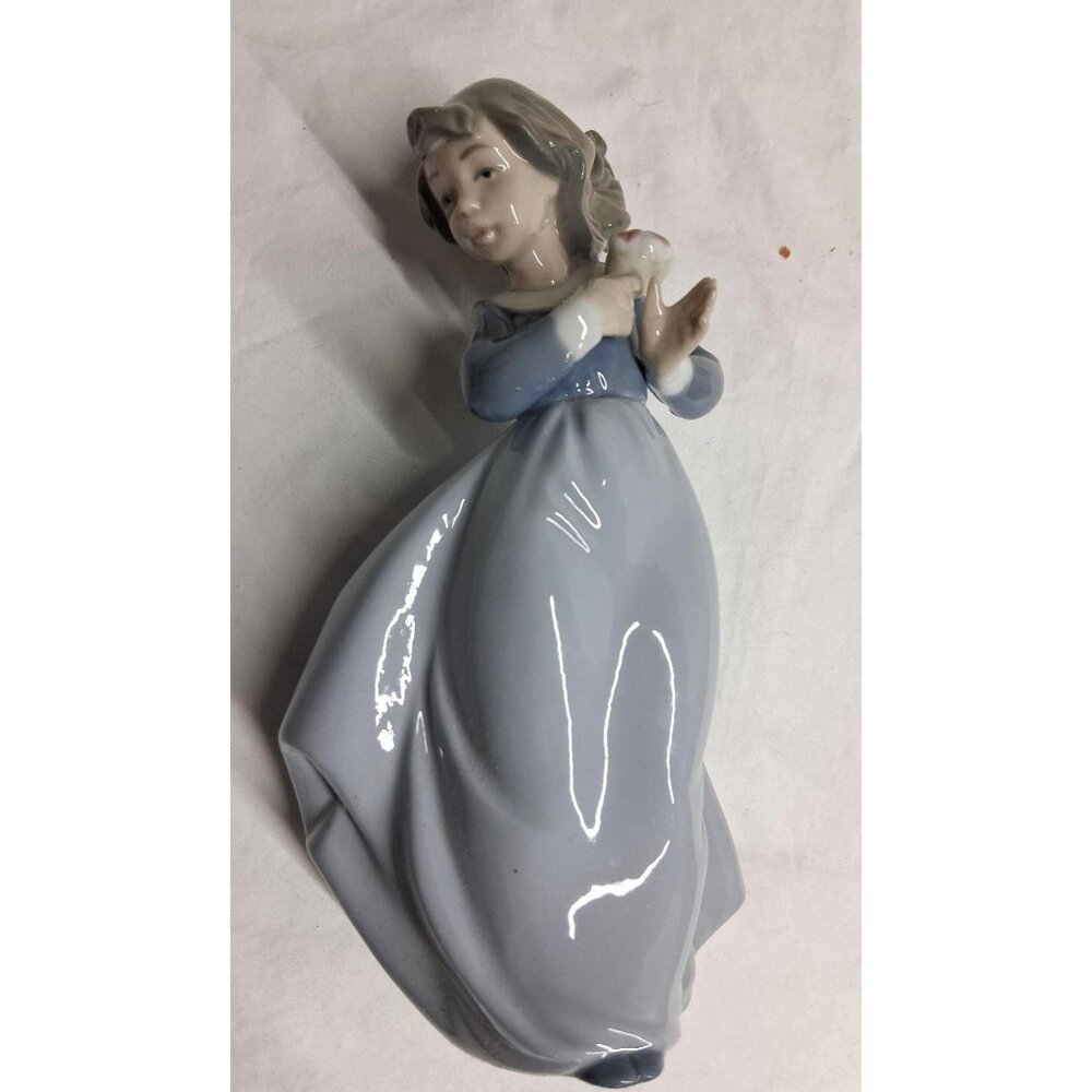 Nao Daisa Figurine Girl With Flowers